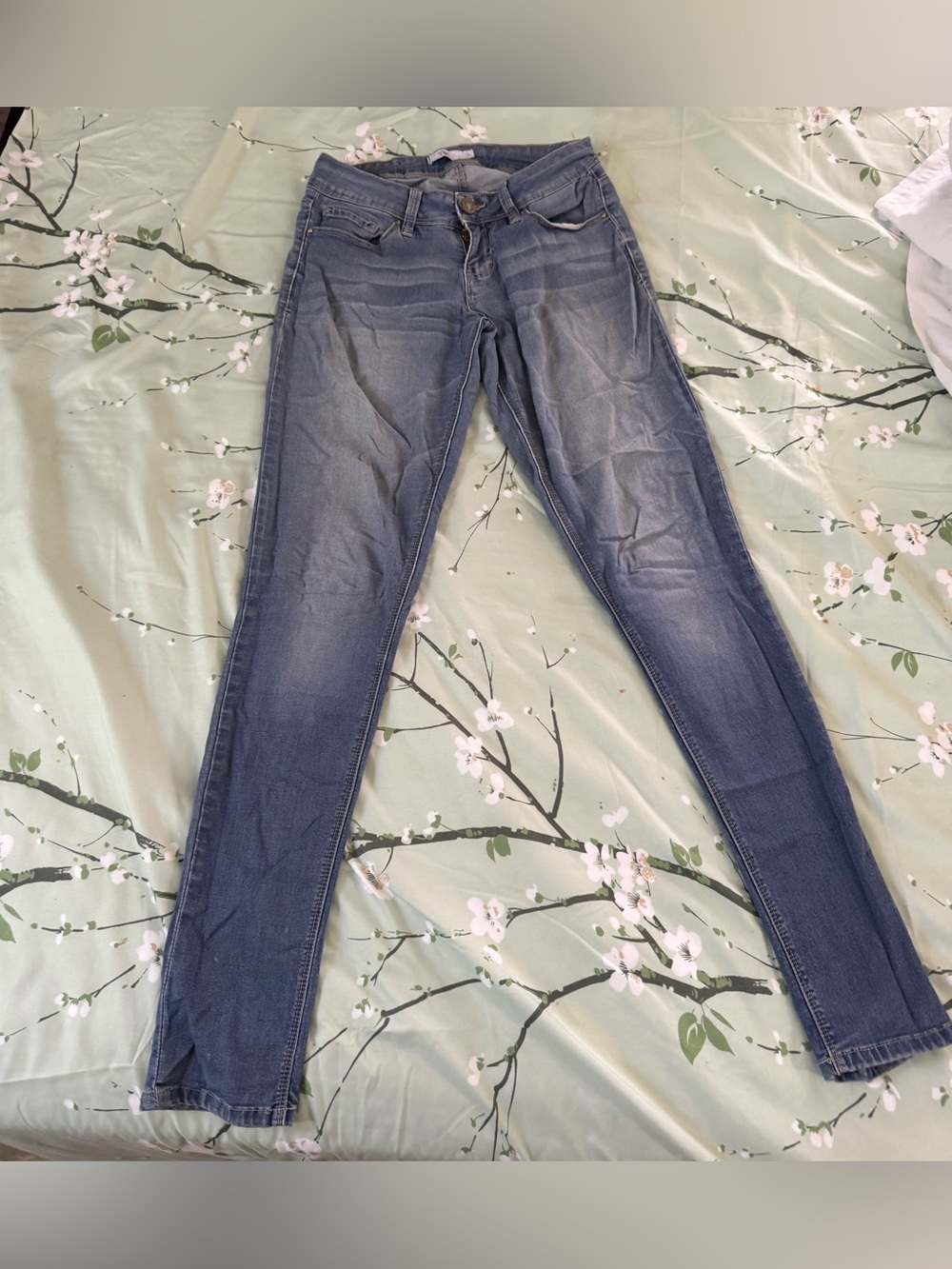 Mi Women’s Skinny Jeans in Medium Blue Wash